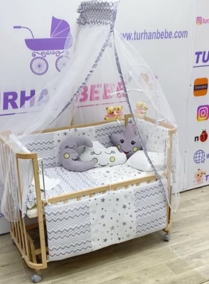 Tekerlekli Sallanır Sabitlenir Anne Yanı Asansörlü Ahşap Beşik & Yıldızlı Uyku SetiMüzikli Dönence Hediye